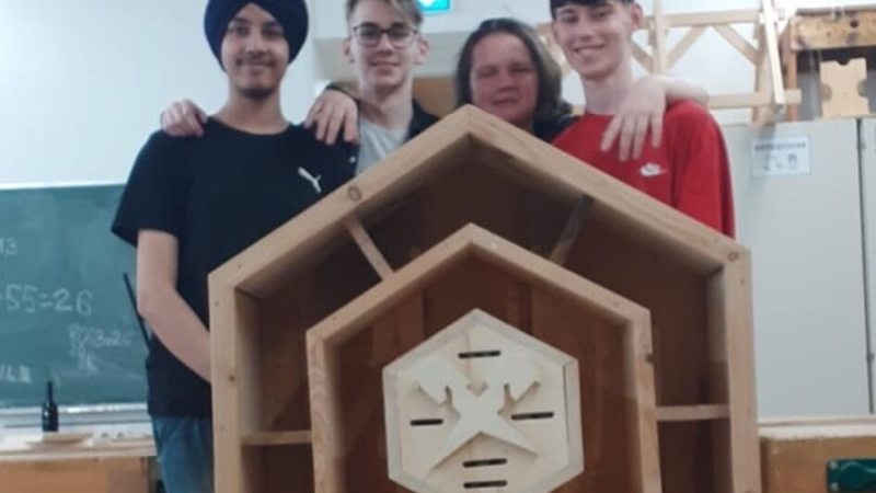 Foto zum Pressebericht: Schüler bauten Bienenhotel