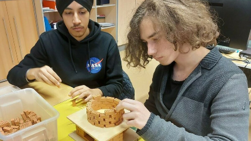 Foto zum Pressebericht: Hochbauer statt Maurer: Workshop „Karriere am Bau“